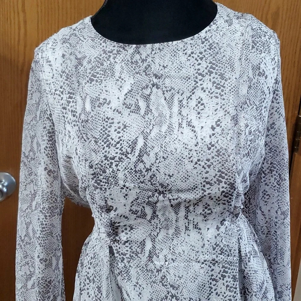Seraphine light NWT pin tuck tie waist snakeskin grey white maternity top - Picture 2 of 8